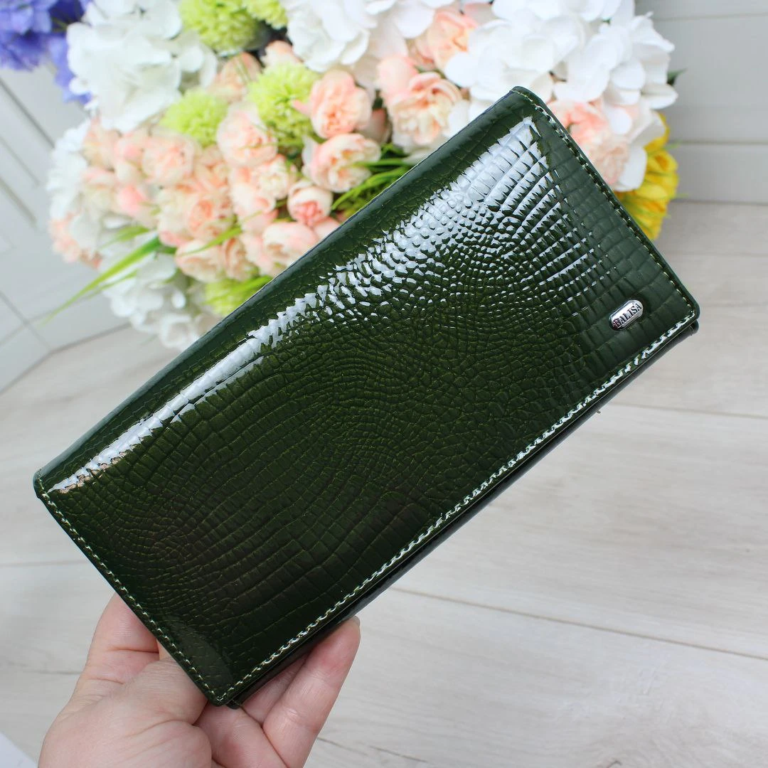 Жіночий зелений гаманець з натуральної лакованої шкіри на магніті