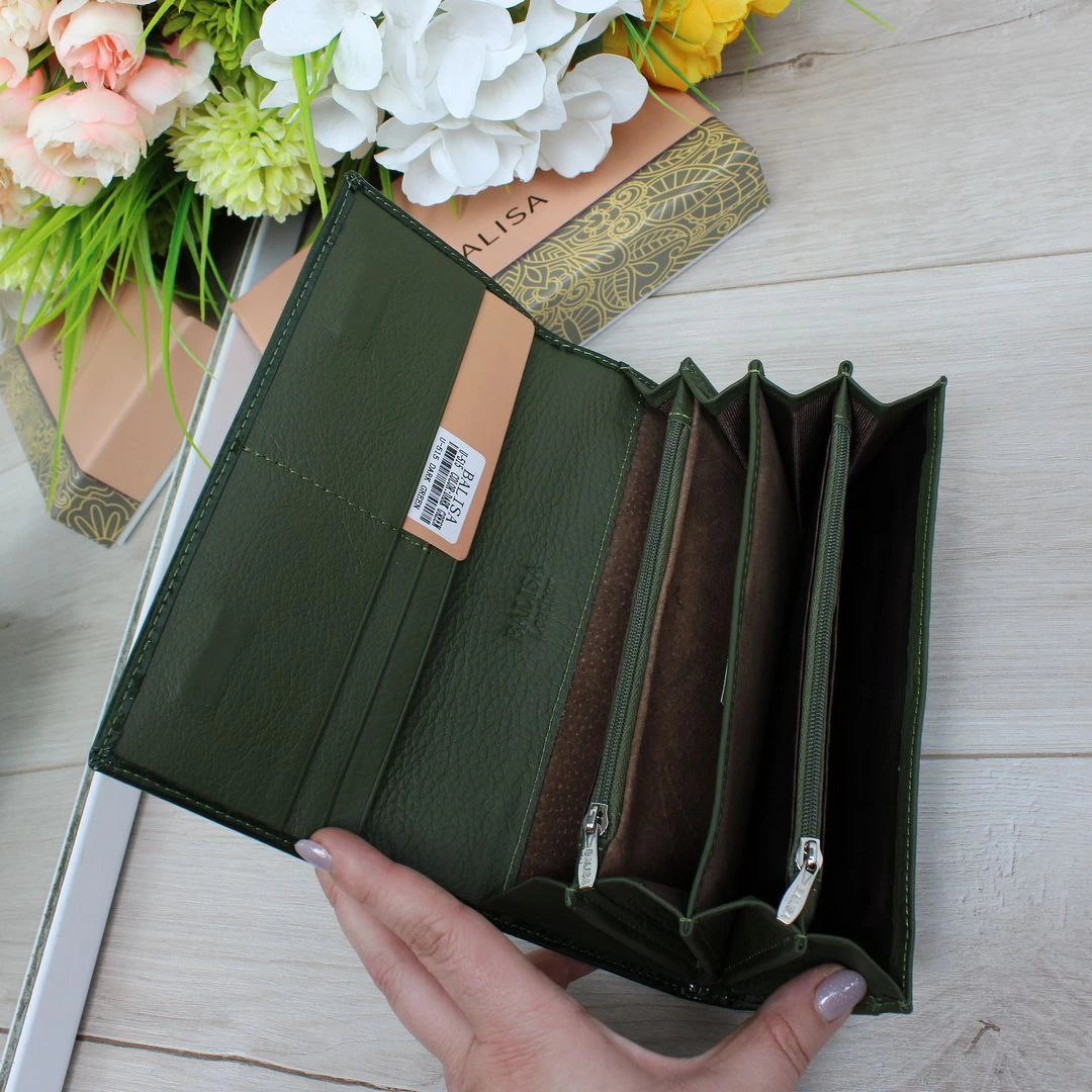 Жіночий зелений гаманець з натуральної лакованої шкіри на магніті