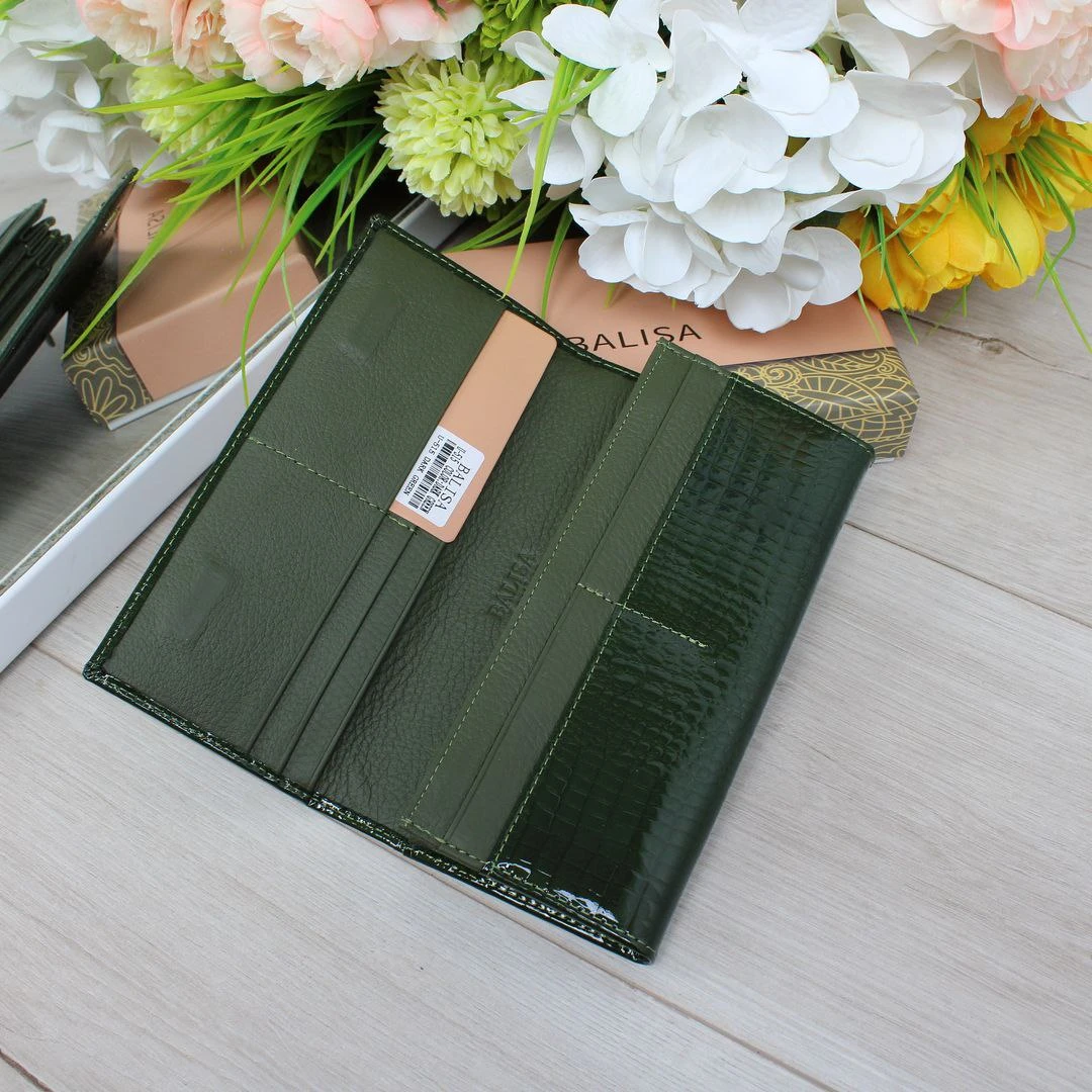 Жіночий зелений гаманець з натуральної лакованої шкіри на магніті