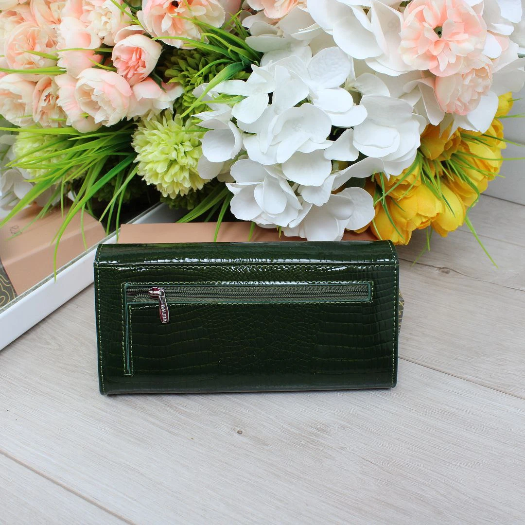 Жіночий зелений гаманець з натуральної лакованої шкіри на магніті