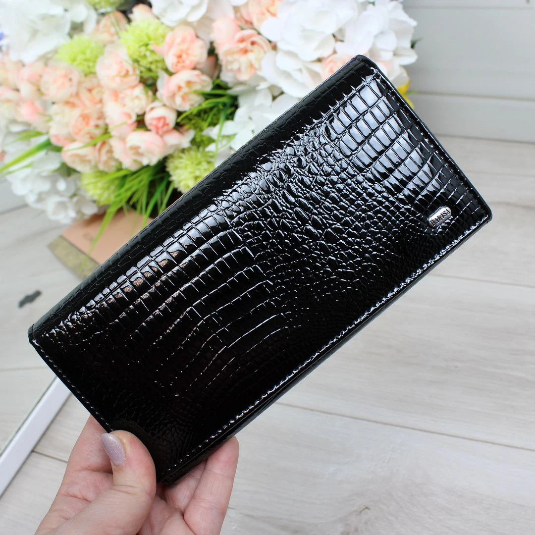 Жіночий чорний гаманець з натуральної лакованої шкіри на магніті