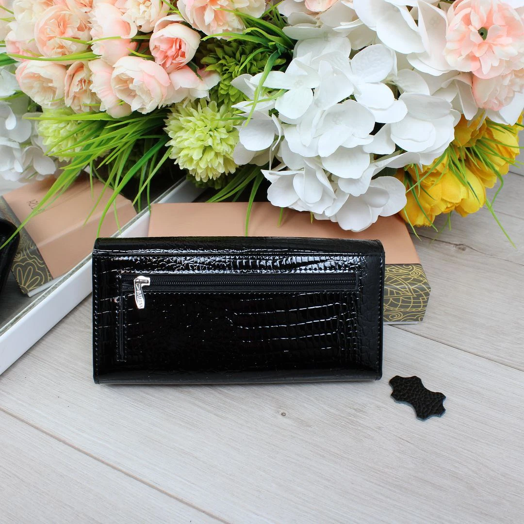Жіночий чорний гаманець з натуральної лакованої шкіри на магніті
