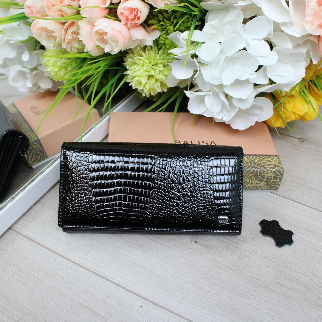Жіночий чорний гаманець з натуральної лакованої шкіри на магніті