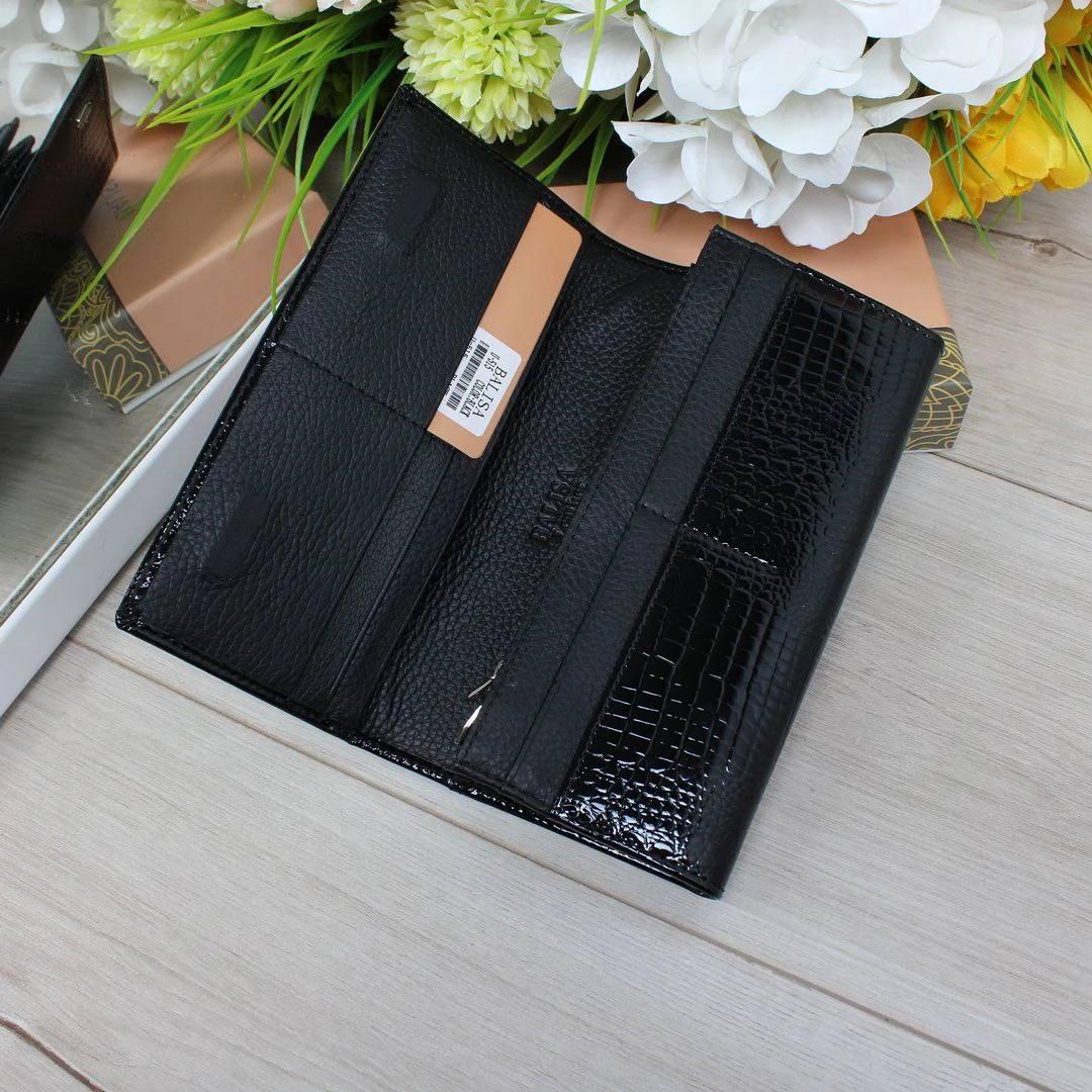 Жіночий чорний гаманець з натуральної лакованої шкіри на магніті