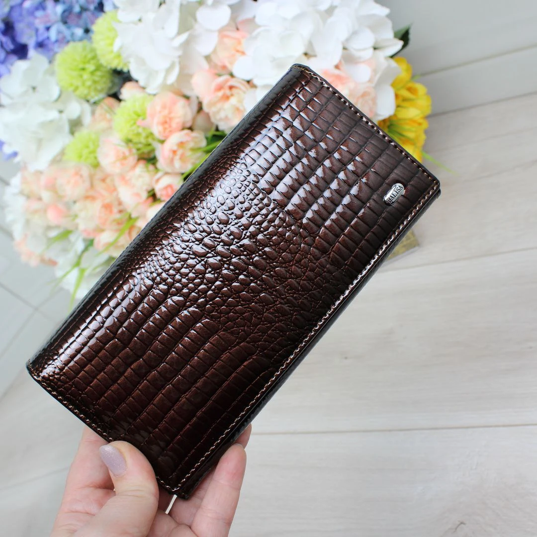 Жіночий шоколадний гаманець з натуральної лакованої шкіри на магніті