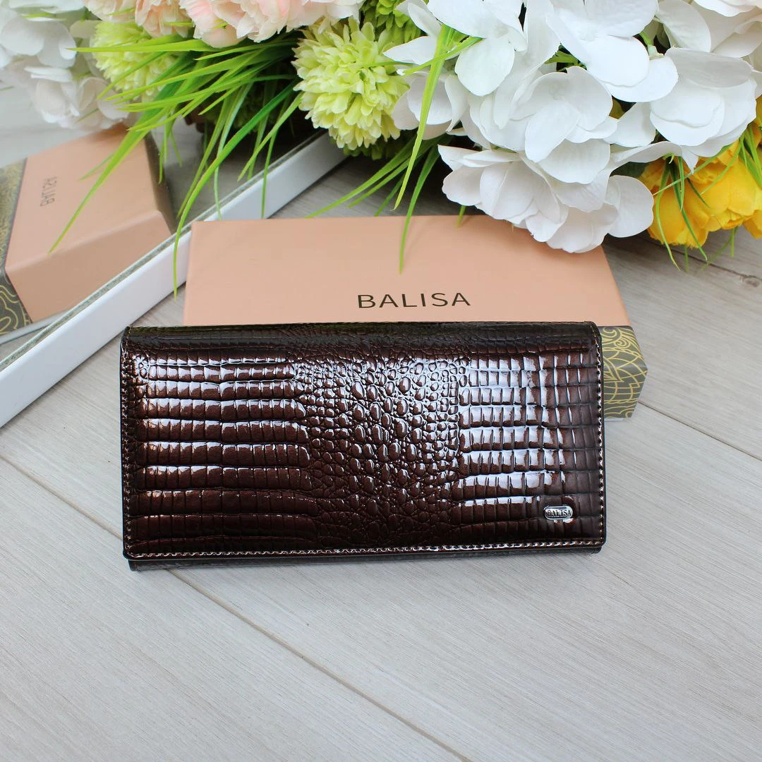Жіночий шоколадний гаманець з натуральної лакованої шкіри на магніті