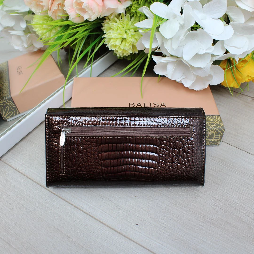 Жіночий шоколадний гаманець з натуральної лакованої шкіри на магніті