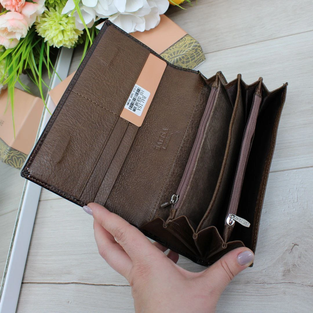 Жіночий шоколадний гаманець з натуральної лакованої шкіри на магніті
