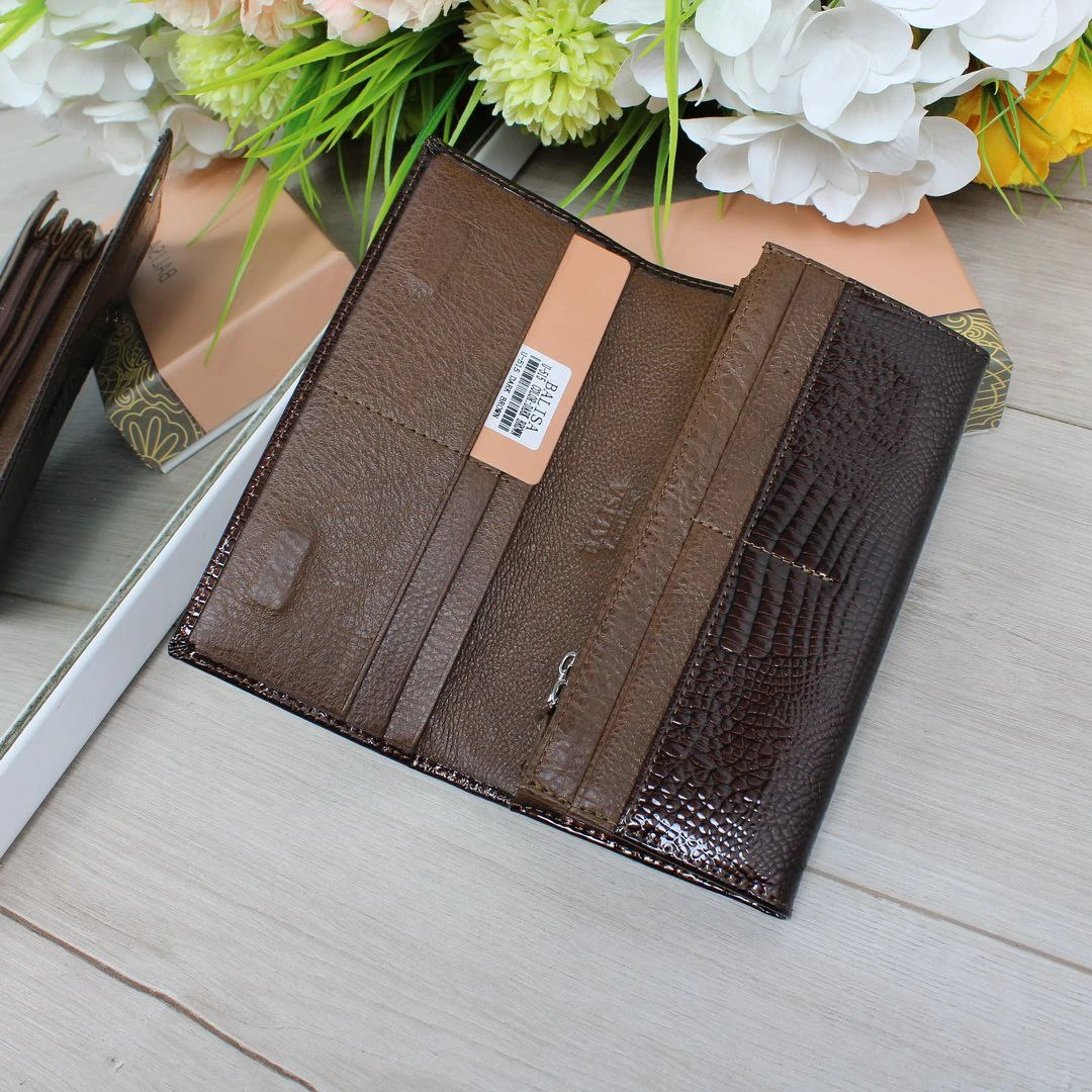 Жіночий шоколадний гаманець з натуральної лакованої шкіри на магніті