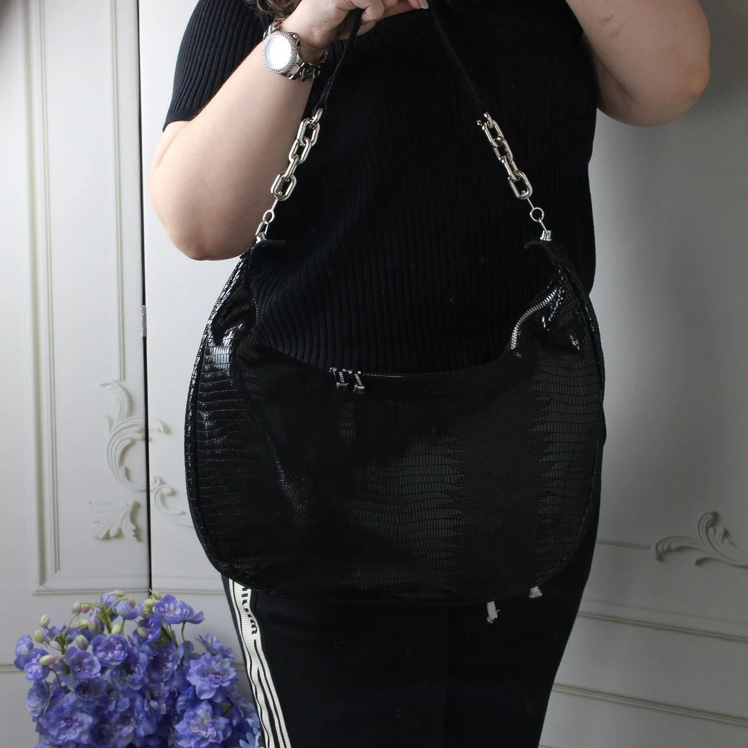 Жіноча чорна сумка-мішок з натуральної шкіри