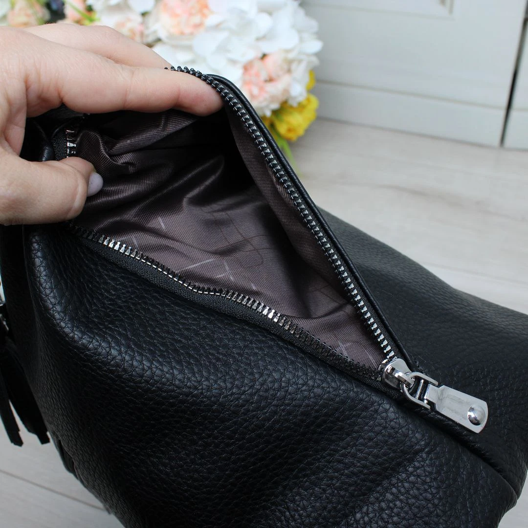 Жіноча чорна сумка-мішок з екошкіри формат А4 з довгим ременем