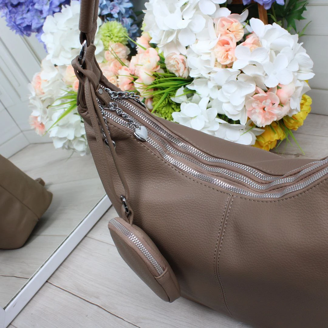 Жіноча сумка-мішок мокко з екошкіри на три відділення формату А4