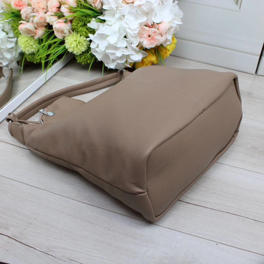 Жіноча сумка-мішок мокко з екошкіри на три відділення формату А4