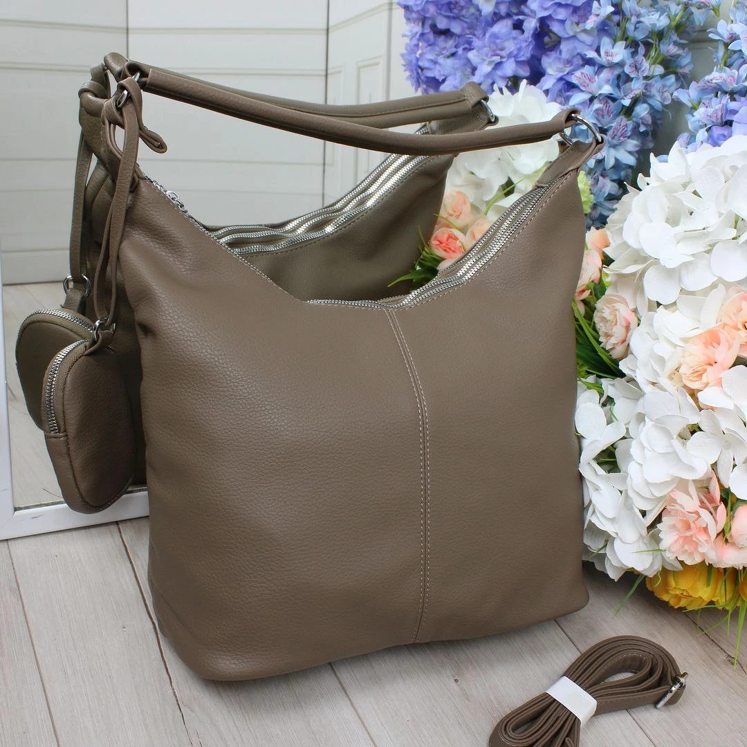 Жіноча сумка-мішок капучіно з екошкіри на три відділення формату А4