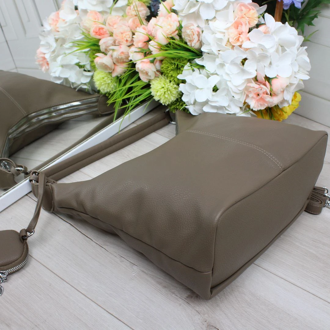 Жіноча сумка-мішок капучіно з екошкіри на три відділення формату А4