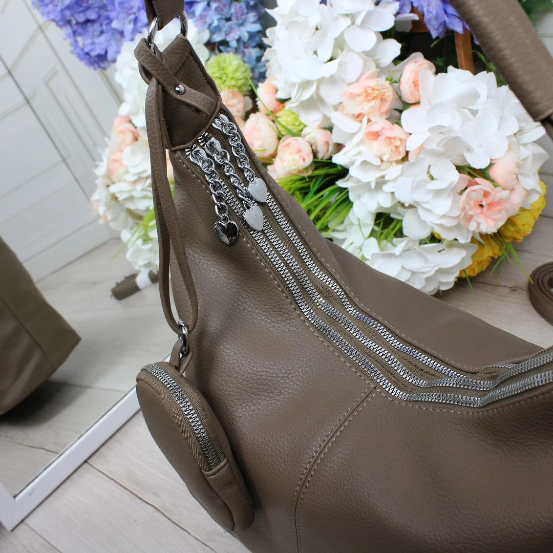 Жіноча сумка-мішок капучіно з екошкіри на три відділення формату А4