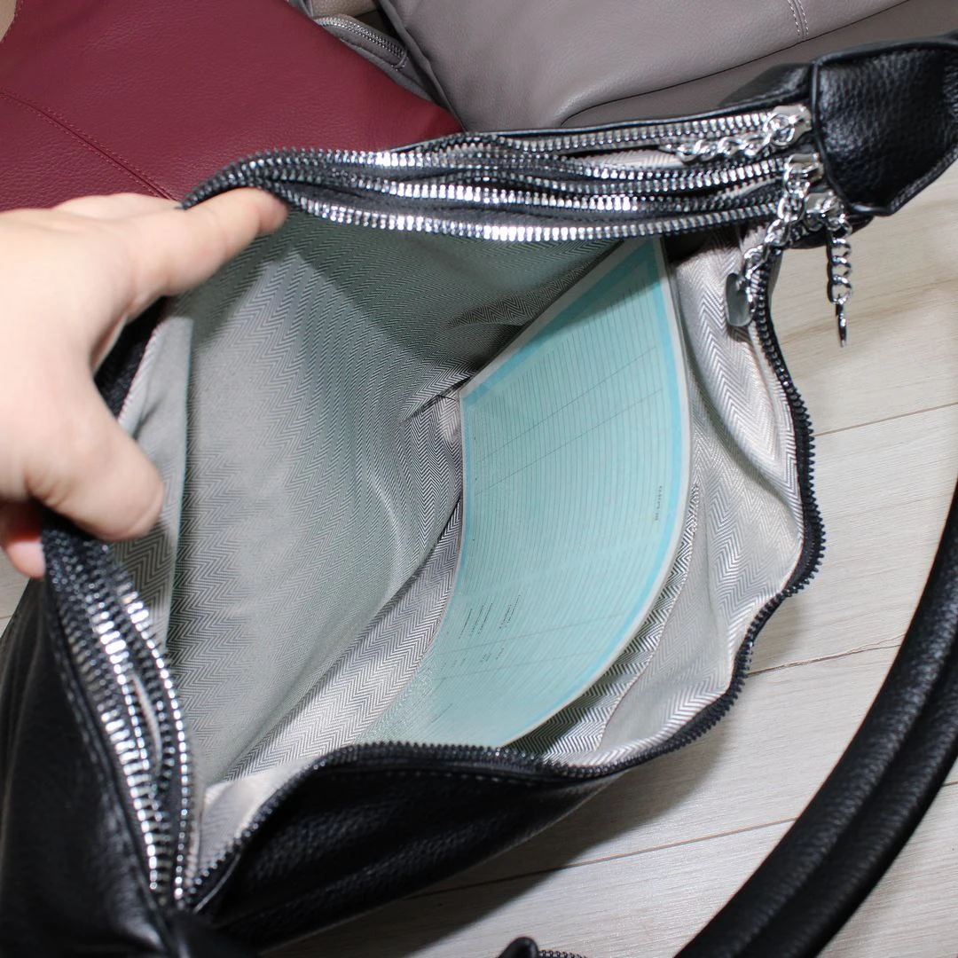 Жіноча чорна сумка-мішок з екошкіри на три відділення формату А4