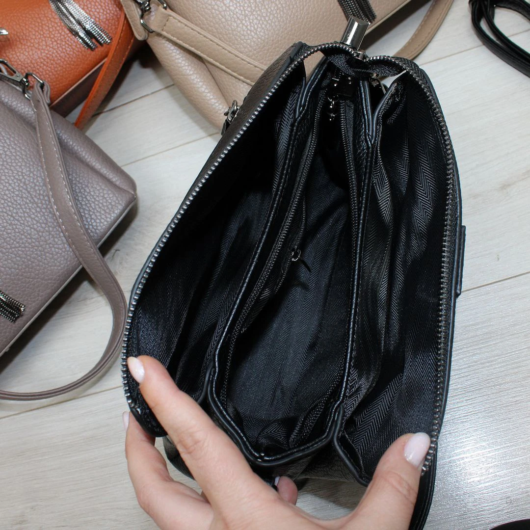 Жіноча чорна сумка через плече з екошкіри на три відділення