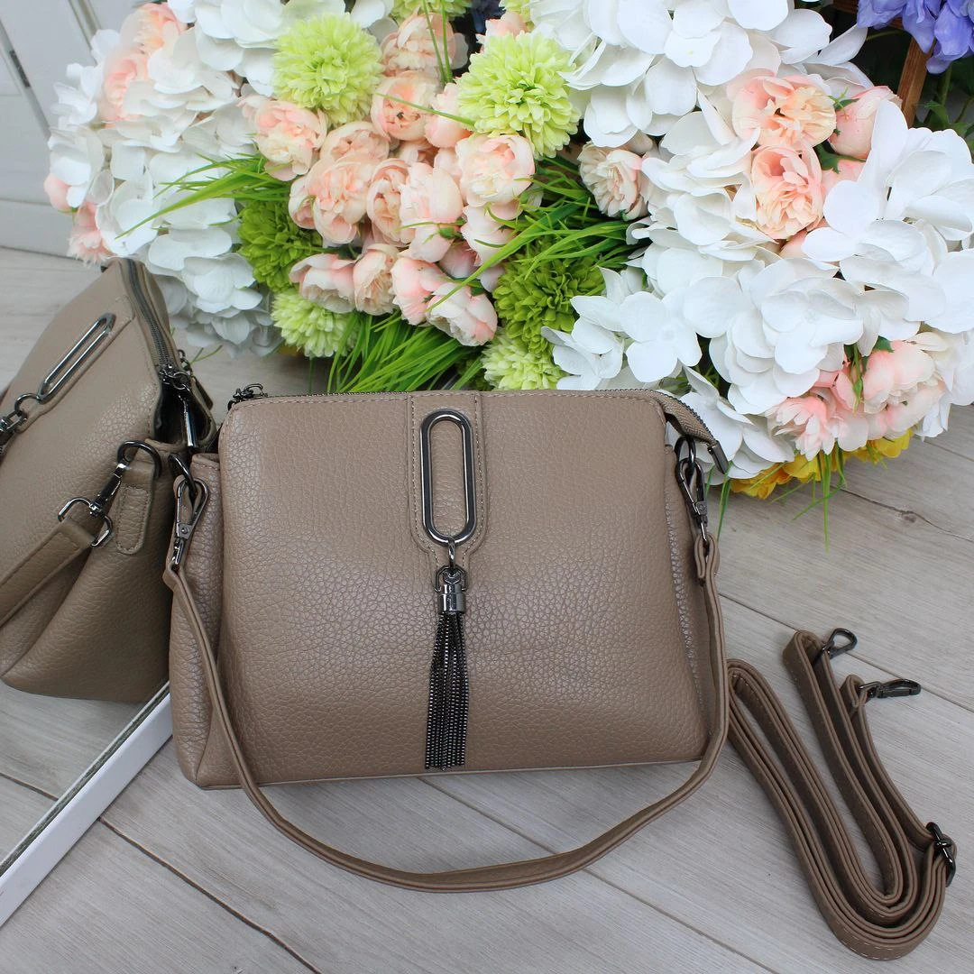 Жіноча темно-бежева сумка через плече з екошкіри на три відділення