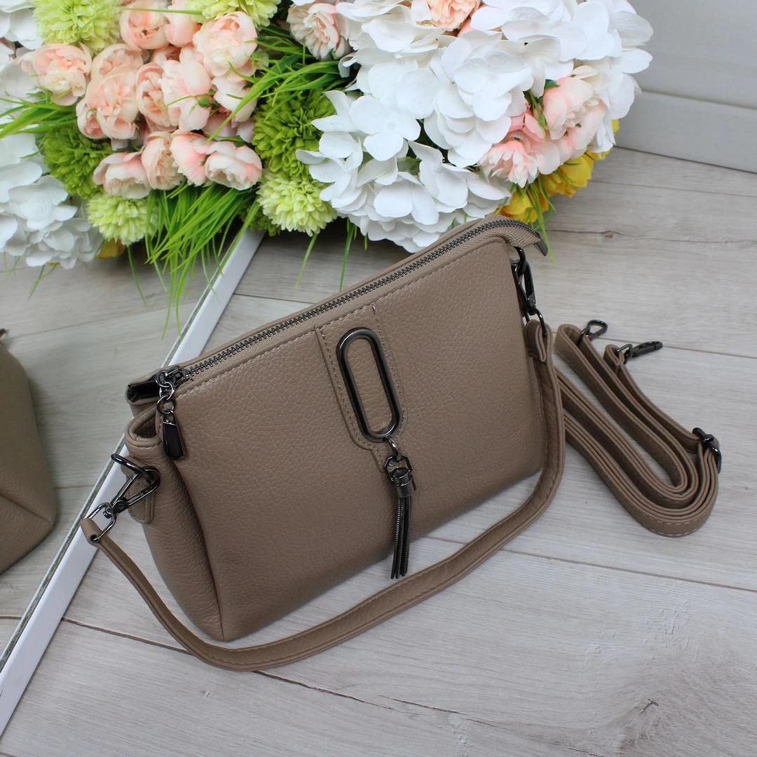 Жіноча темно-бежева сумка через плече з екошкіри на три відділення