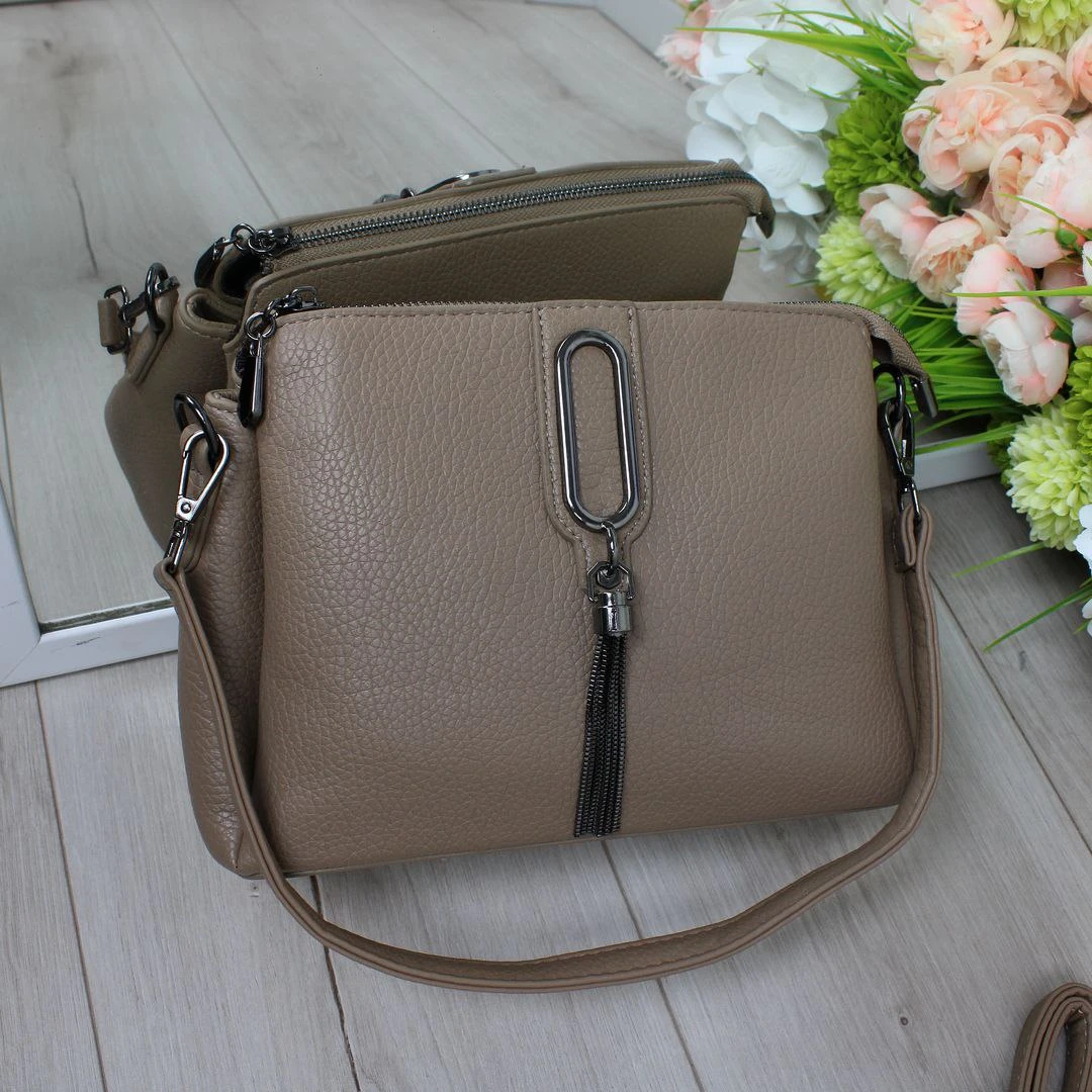 Жіноча темно-бежева сумка через плече з екошкіри на три відділення
