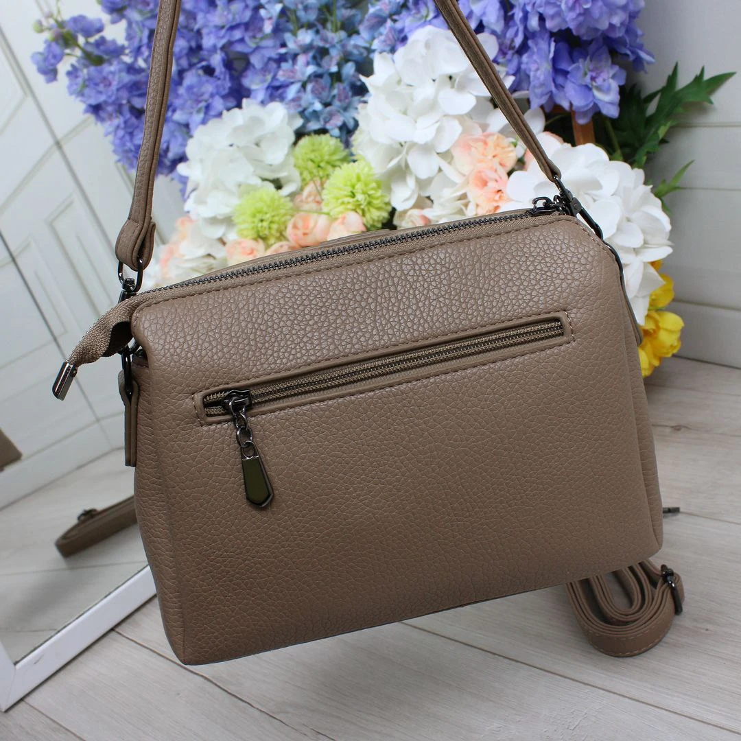 Жіноча темно-бежева сумка через плече з екошкіри на три відділення