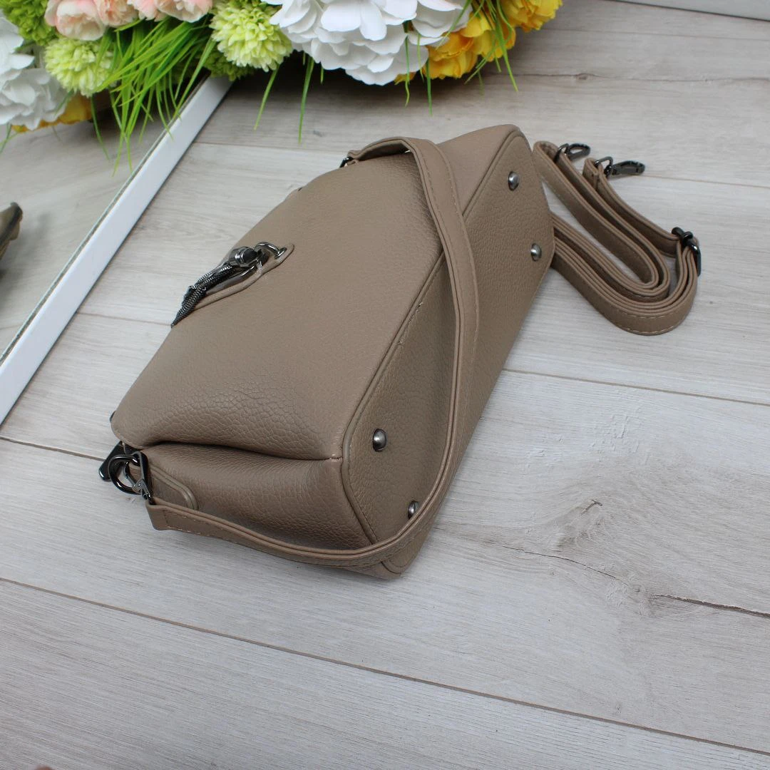 Жіноча темно-бежева сумка через плече з екошкіри на три відділення