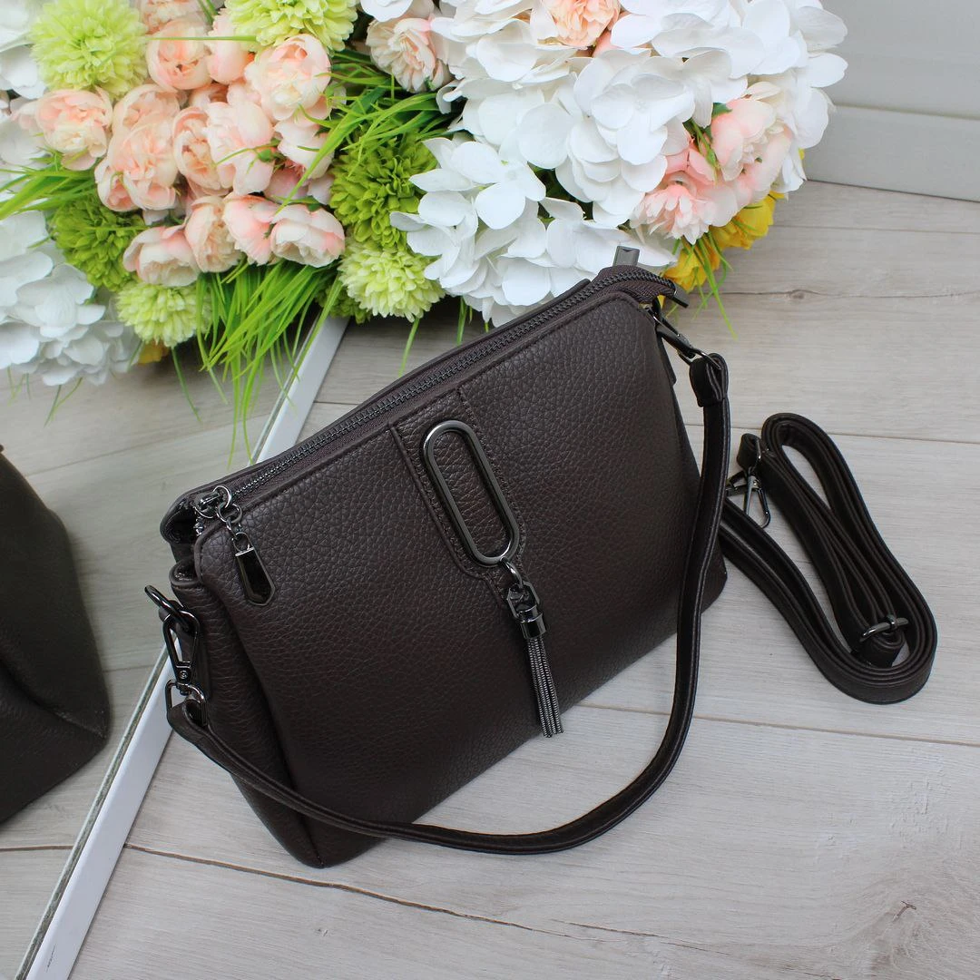 Жіноча шоколадна сумка через плече з екошкіри з трьома відділеннями