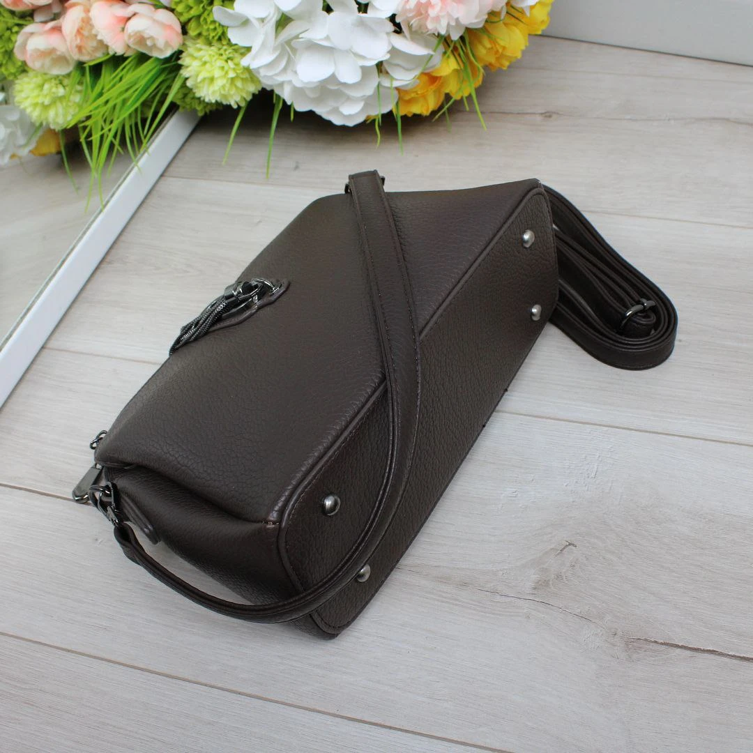 Жіноча шоколадна сумка через плече з екошкіри з трьома відділеннями