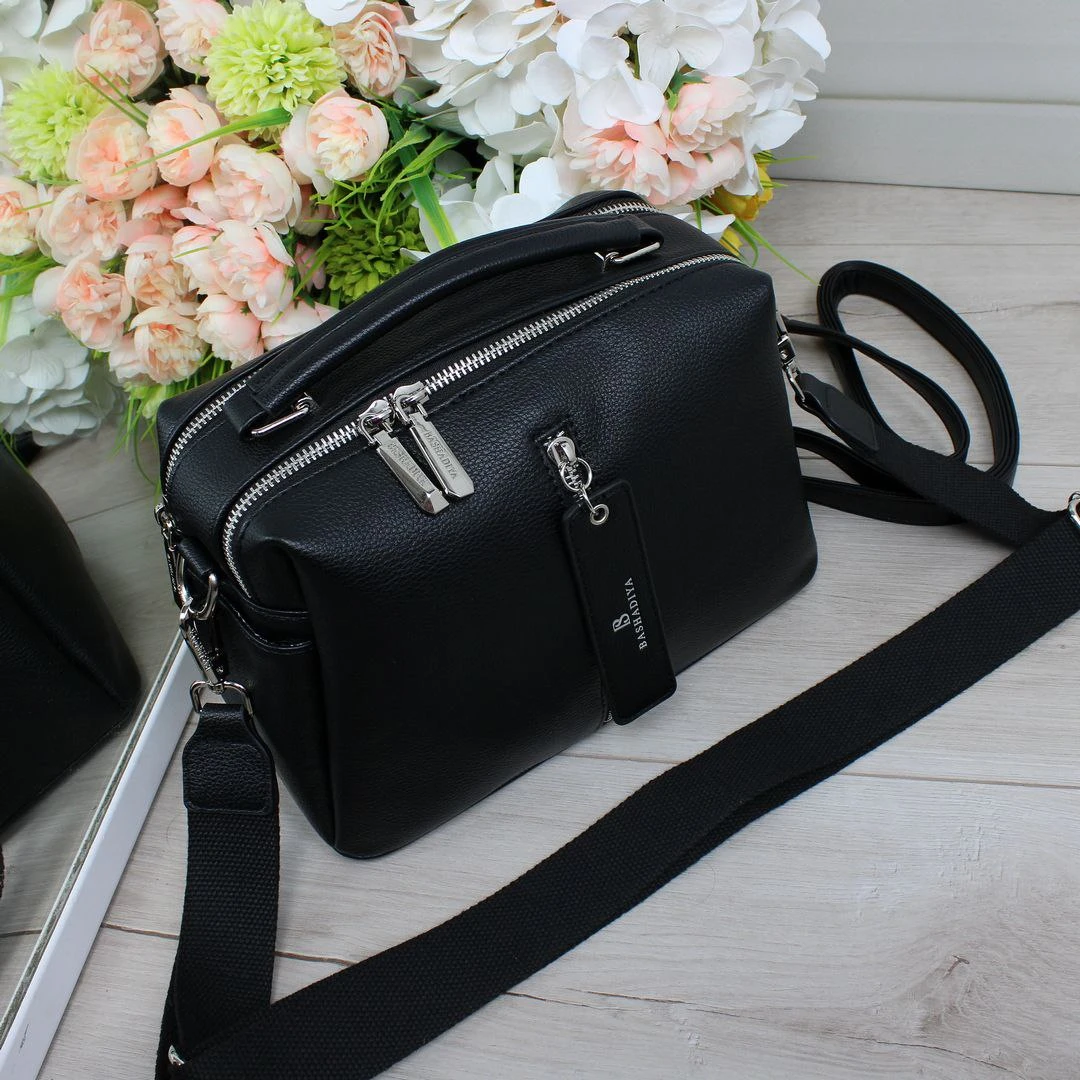 Жіноча чорна сумочка з екошкіри через плече