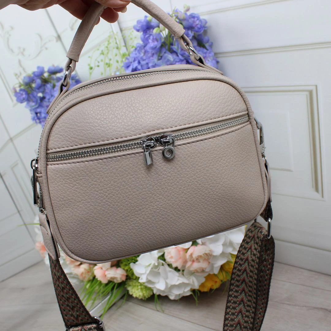 Жіноча бежева сумка через плече з екошкіри
