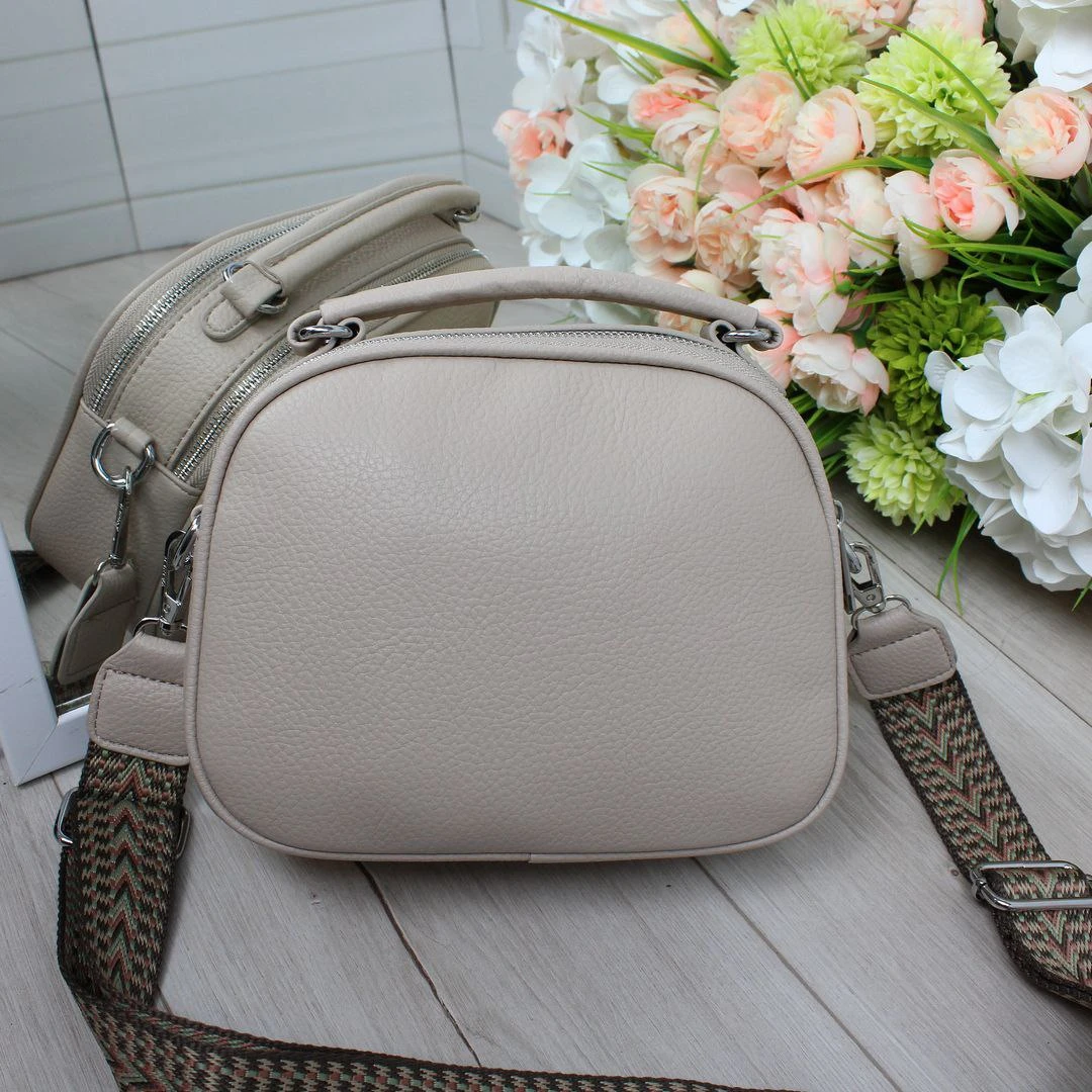 Жіноча бежева сумка через плече з екошкіри