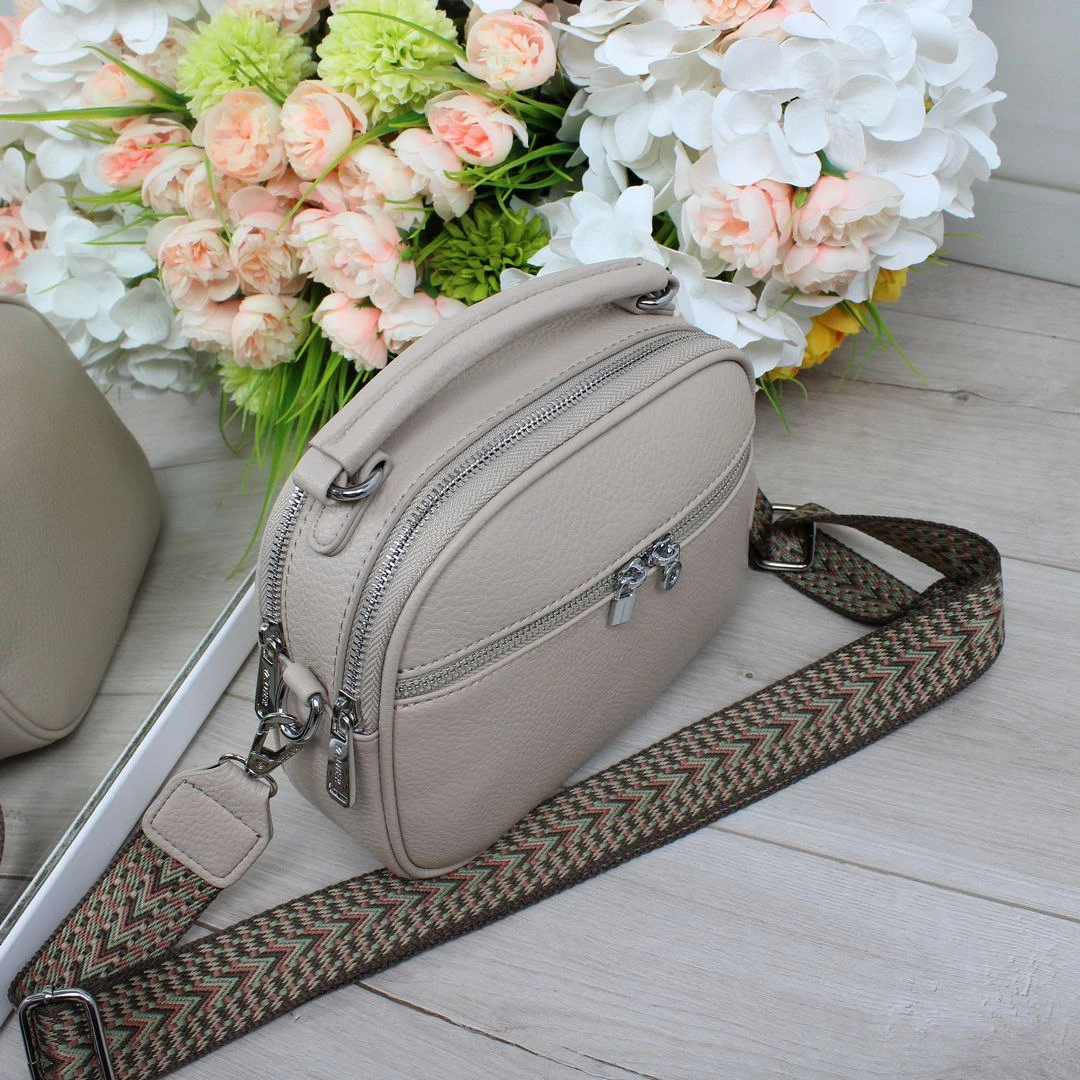 Жіноча бежева сумка через плече з екошкіри