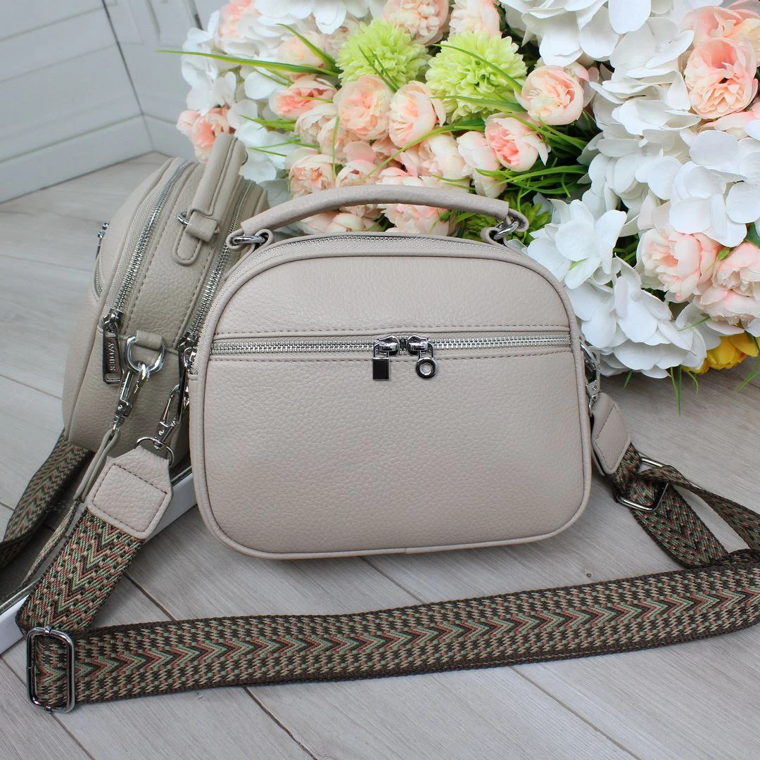 Жіноча бежева сумка через плече з екошкіри