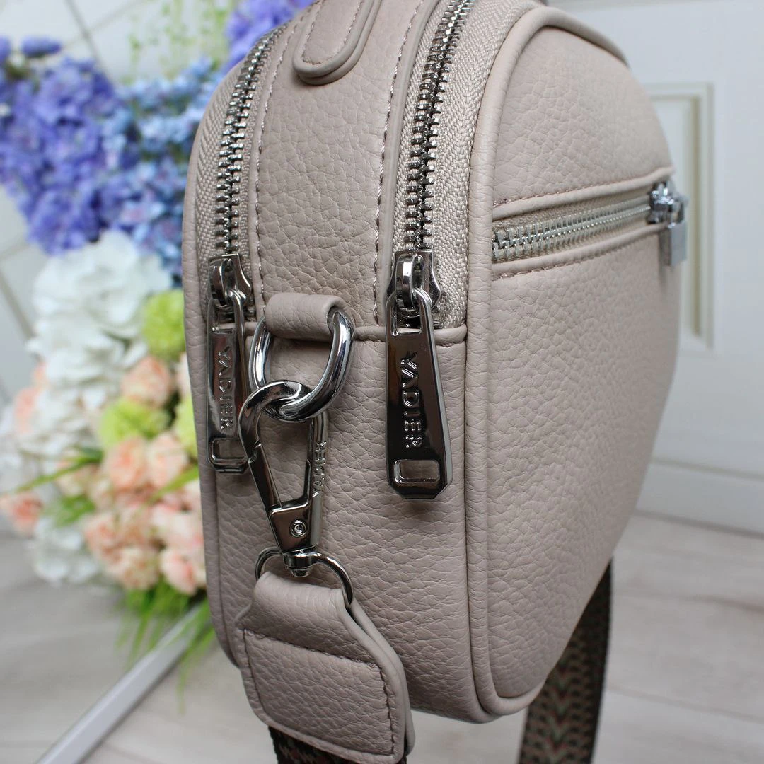 Жіноча бежева сумка через плече з екошкіри