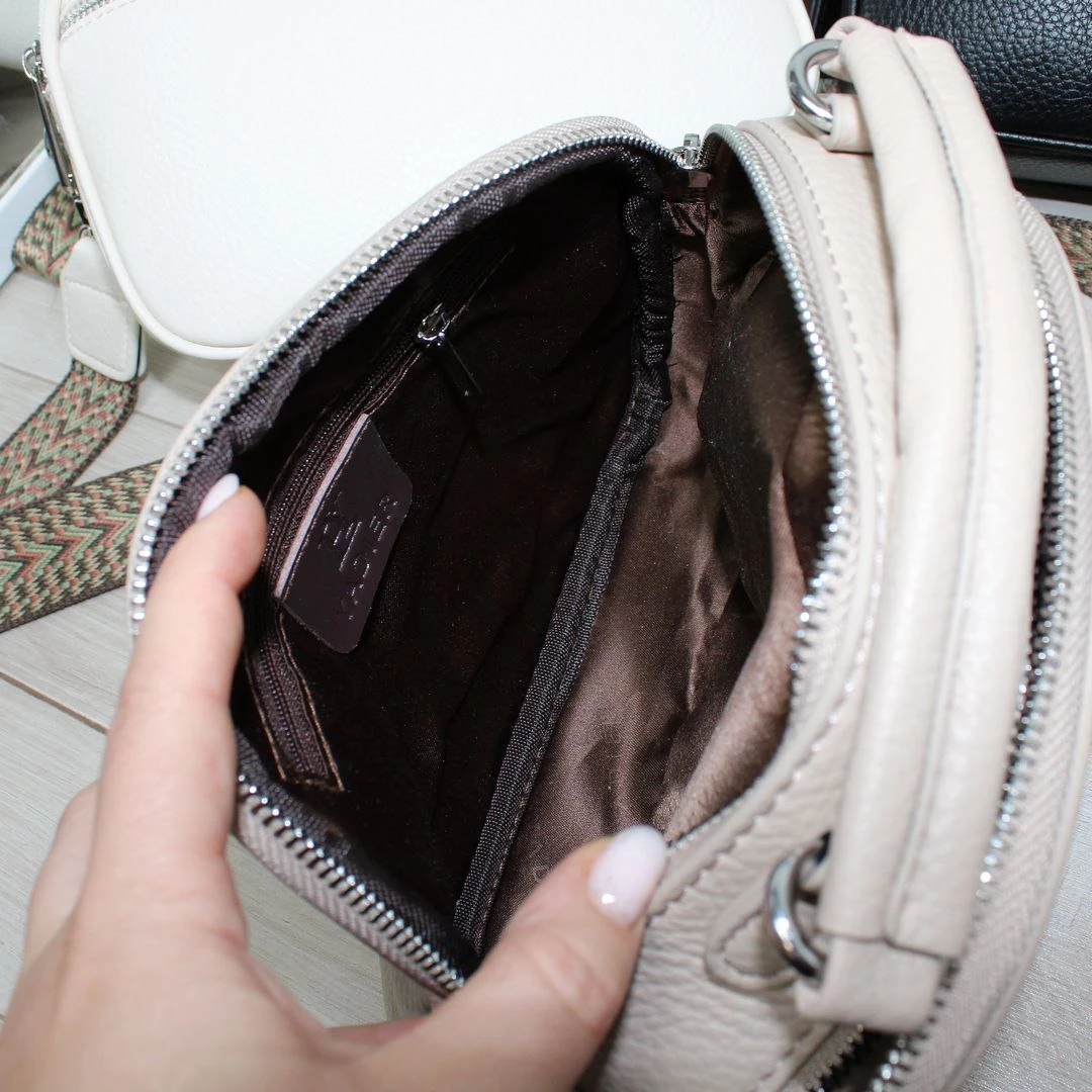 Жіноча бежева сумка через плече з екошкіри