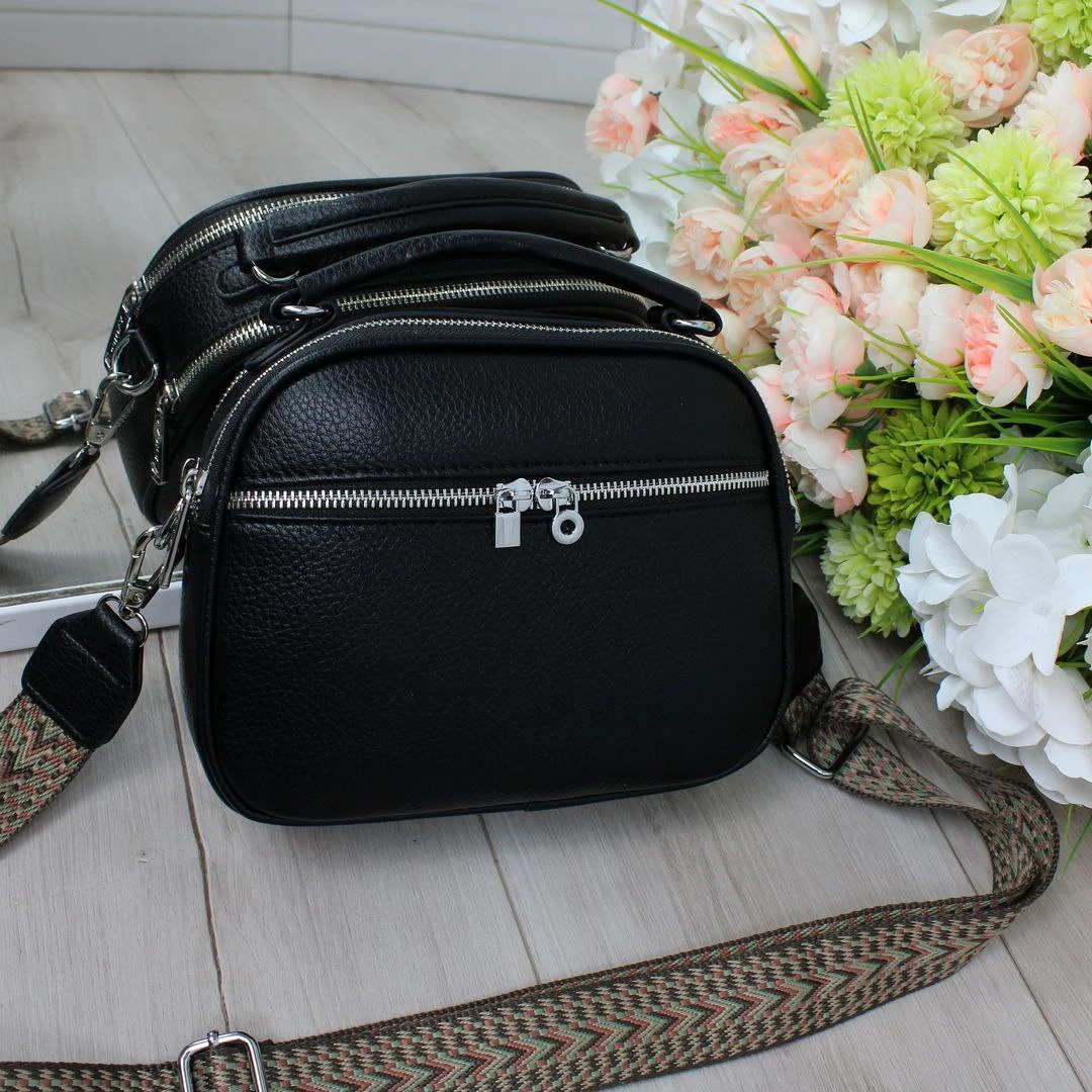 Жіноча чорна сумка через плече з екошкіри