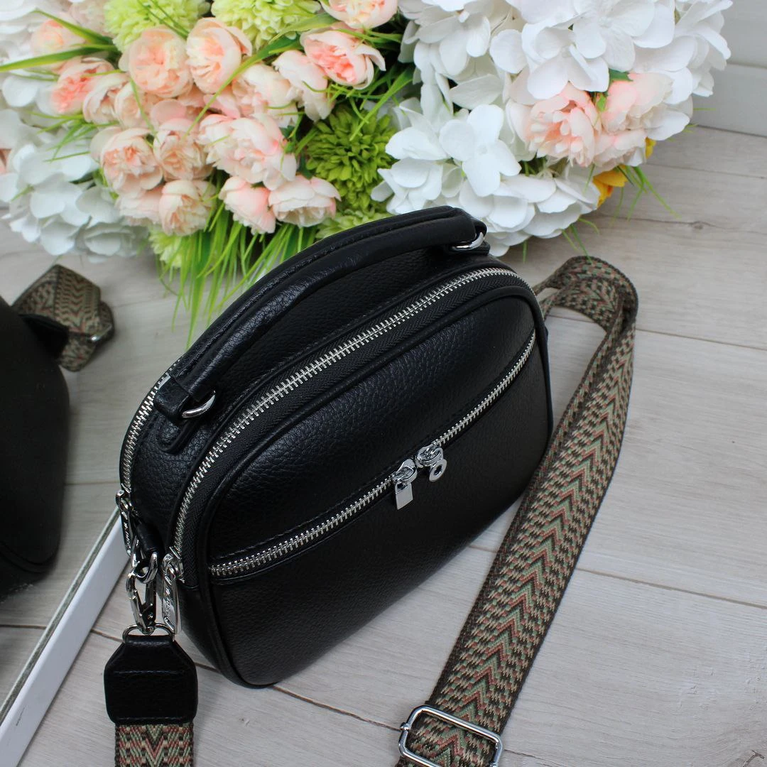 Жіноча чорна сумка через плече з екошкіри