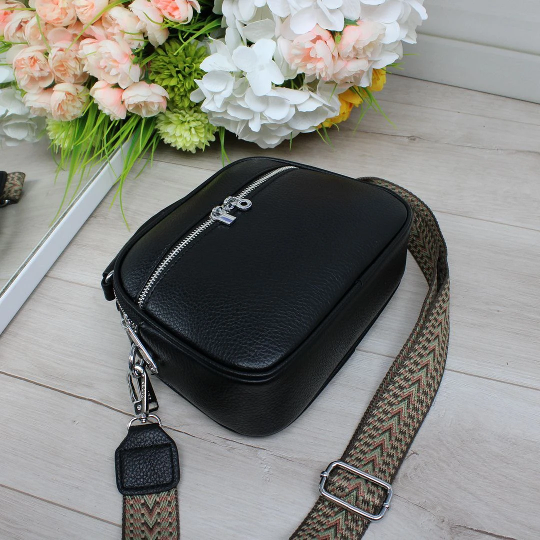 Жіноча чорна сумка через плече з екошкіри