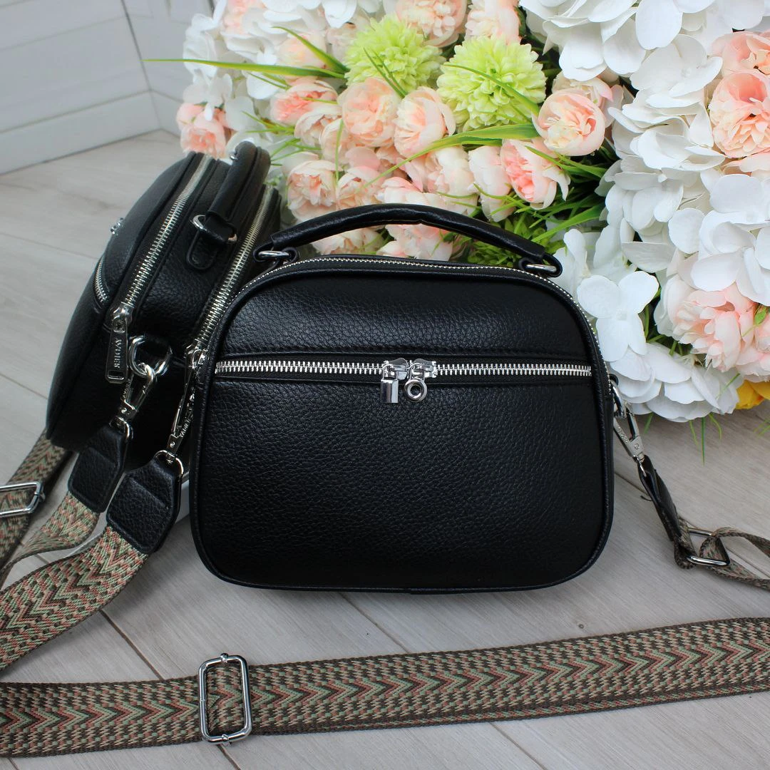 Жіноча чорна сумка через плече з екошкіри