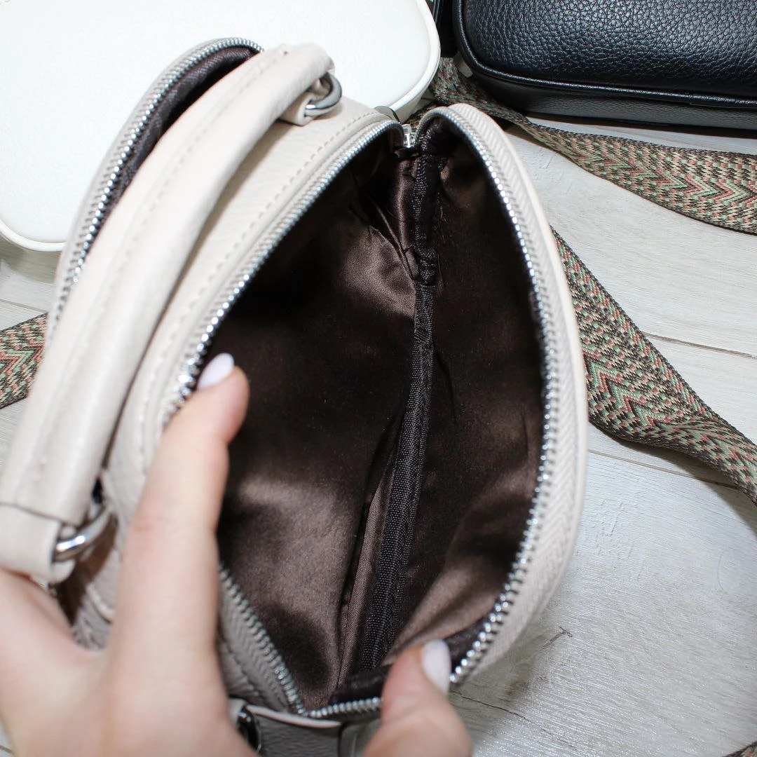 Жіноча чорна сумка через плече з екошкіри