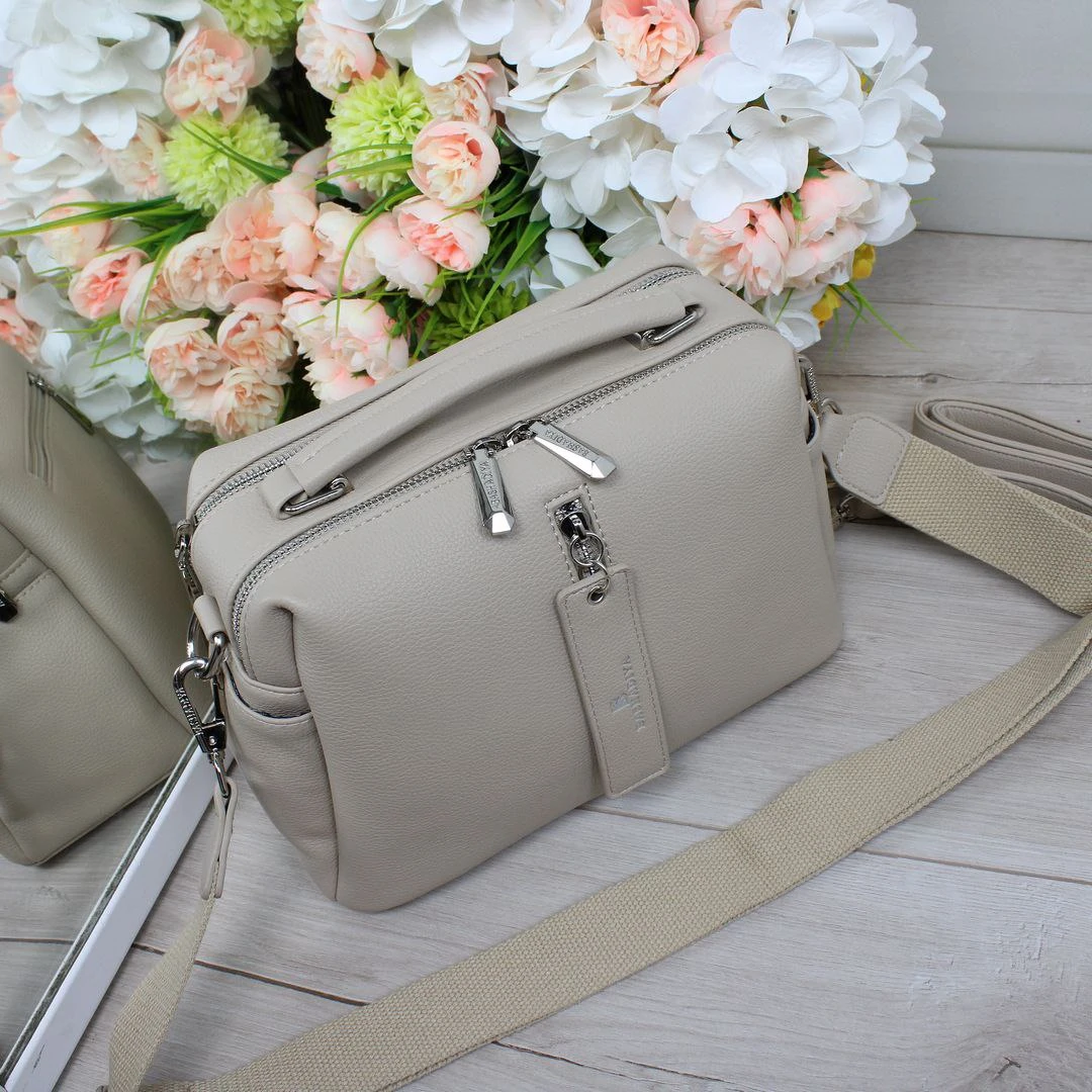 Жіноча бежева сумка через плече з екошкіри люкс