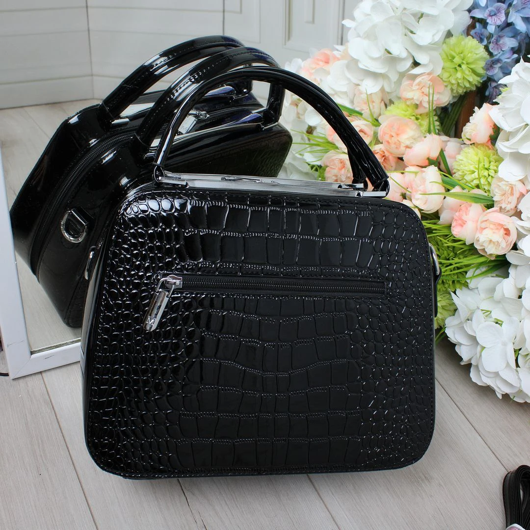 Жіноча чорна сумка-саквояж з екошкіри люкс через плече