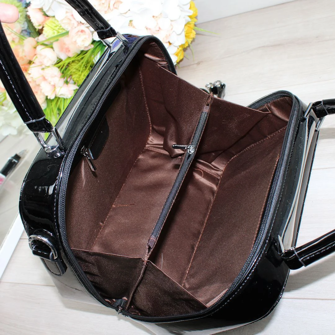 Жіноча чорна сумка-саквояж з екошкіри люкс через плече