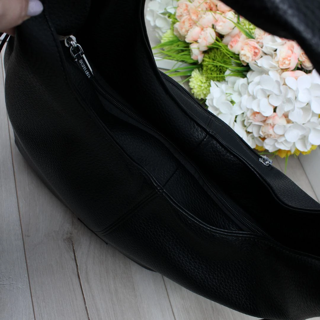 Жіноча чорна сумка-хобо з екошкіри люкс формату A4