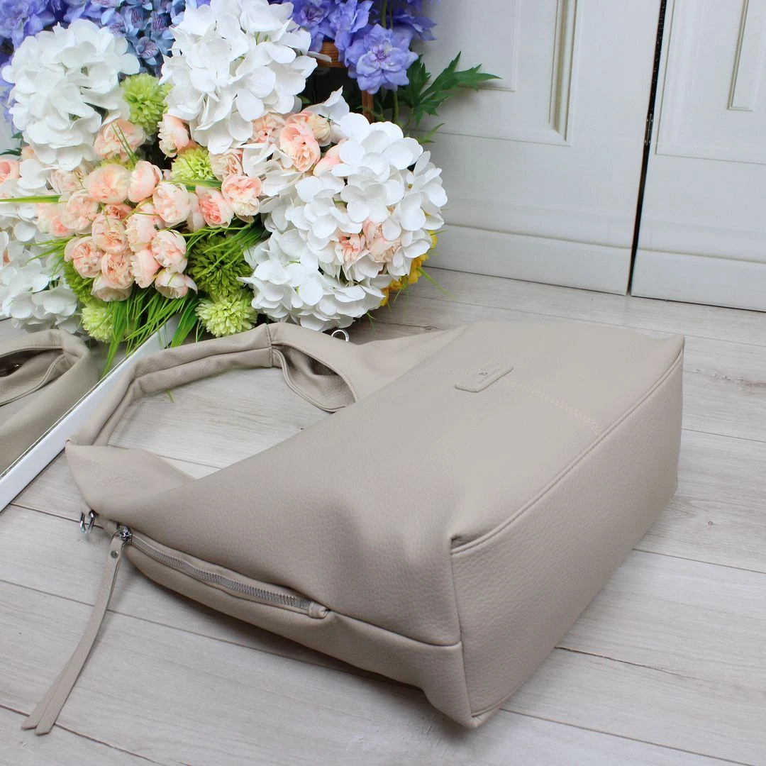 Жіноча бежева сумка-хобо з екошкіри люкс формату A4