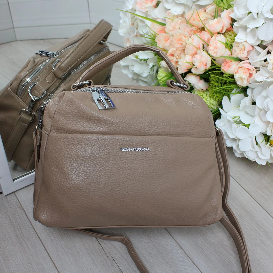 Жіноча сумка через плече темно-бежевого кольору з екошкіри