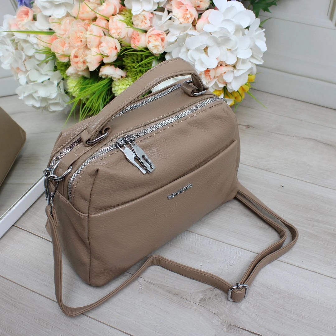 Жіноча сумка через плече темно-бежевого кольору з екошкіри