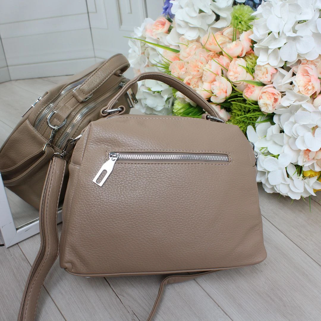 Жіноча сумка через плече темно-бежевого кольору з екошкіри