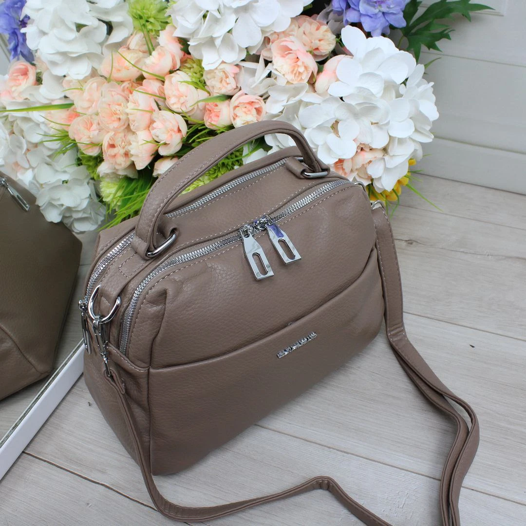 Жіноча сумка через плече кольору мокко з екошкіри